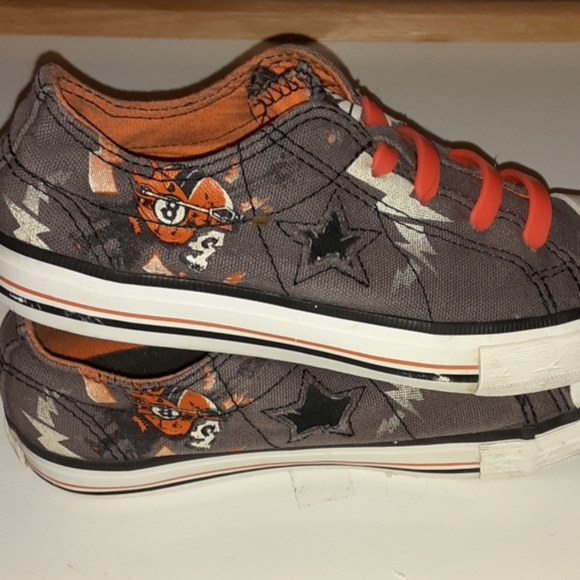 converse with lightning bolt